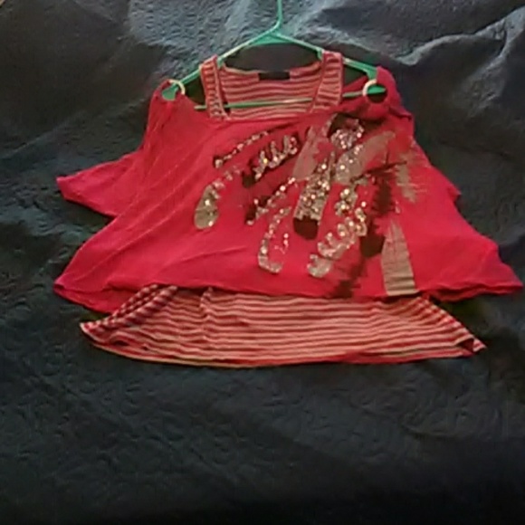 Cold shoulder/Off shoulder shirt w/ Tribal desig - Picture 2 of 4